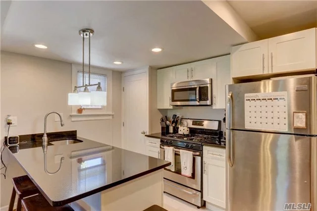 Beautiful Updated 2nd Fl Apt. Kit & Bath Like New! Ss Appliances, Open Concept. W/D In The Unit.Hw Floors. Small 10Lb Pet Would Be Considered W Extra Security. Near Train Stores. Parking. More Closet Space Then You Think!