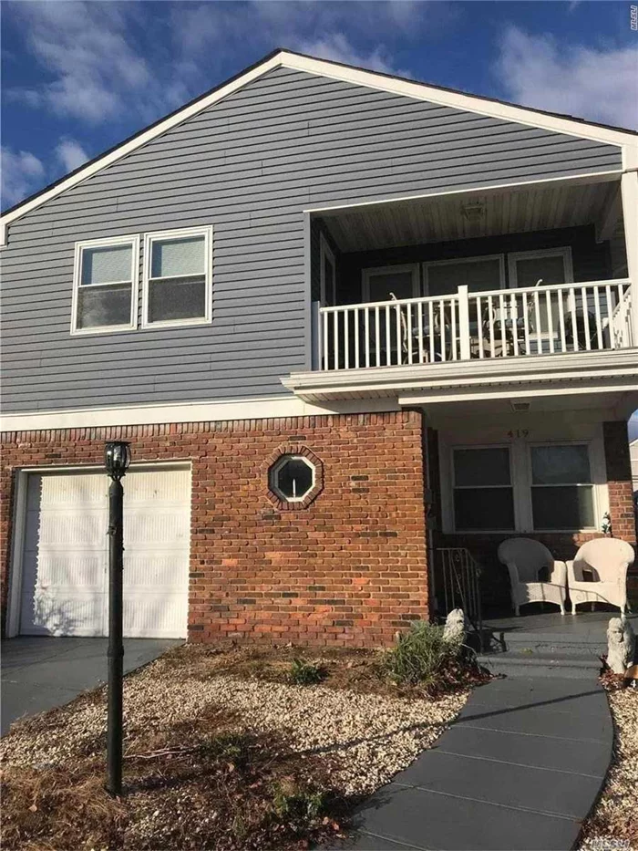 Spacious And Bright, 3 Bedroom, 2 Bath, Upper Unit, Eik, Formal Dining Room, Deck, Parking On Driveway, W/D, Lots Of Closets, Pets Welcome!