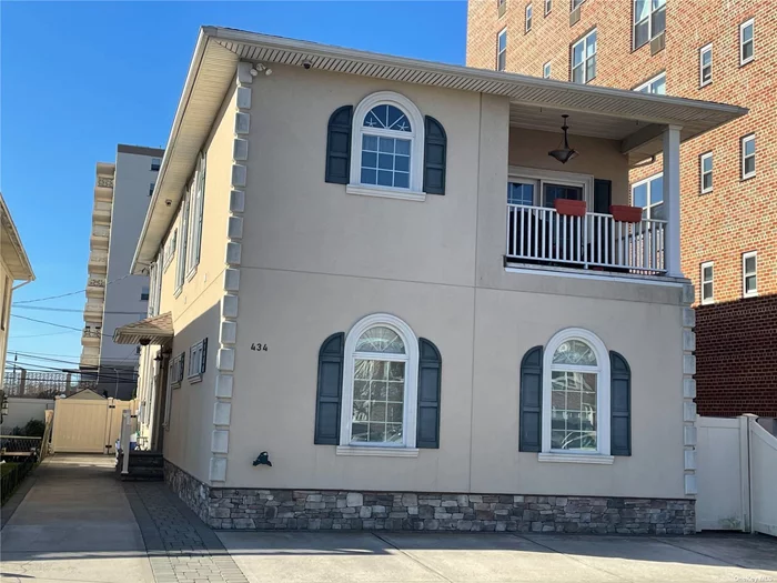 Mint 3 bedrooms 2 1/2 baths reverse duplex condo 1/2 block from ocean. 1899 SQ FT. Central a/c fireplace 1 car carport. Washer dryer in unit. Master Bedroom with walking closet and private bath.