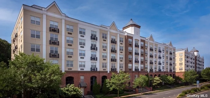 Special: 1Bd -$150 Off/mth M/I by 7/15/22*.Concierge-AM/PM-365 bldg. Elevator.Pool. Courtyards.Gar Prkg.Pkg Serv/ Pet friendly. Gym.BizCtr.Controlled Access.Intercom.Frplce Lounge.Bbq.Modern Kit Cabs./Stls Appl.Vinyl/Crpt.Ceil fans. WD. Nr Harbor, NYIT/Old Westbury, Garvies Point/Sands Point Preserve. 1 hr-NYC/LGA/JFK. Rte 107N. *restrictions apply.