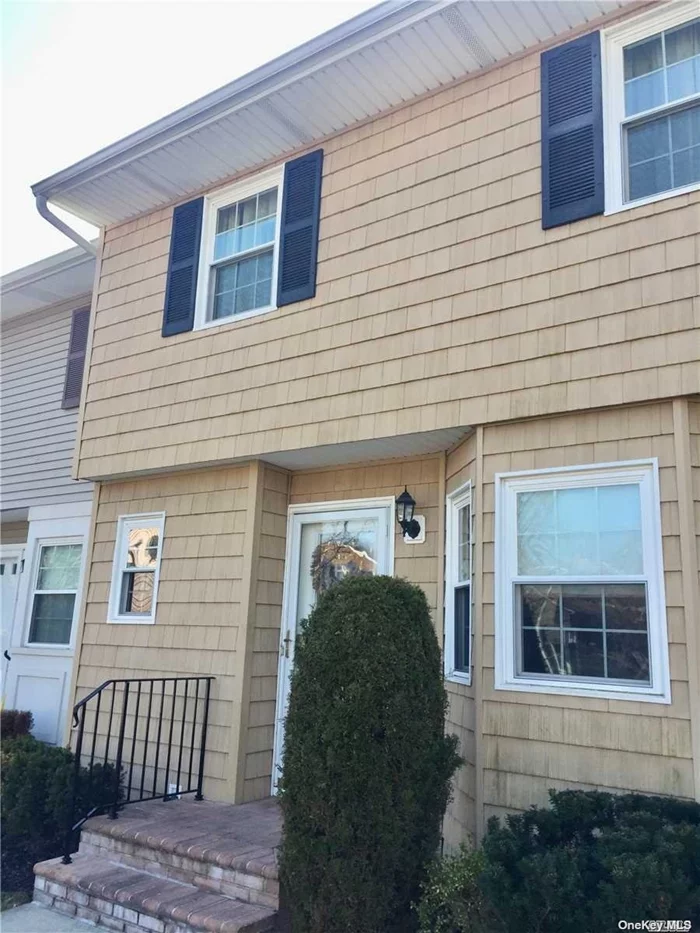 Like Boutique hotel!!!! Country Club Life Style@ Syosset School Dist. Fully Renovated, New Kitchen, Hardwood Floor, Large Living W/ Fire Place, Specious Master Bedroom has many closets, Finished Basement for playroom, gym or storage, Pet Can Be Considering By Owner&rsquo;s Interview...Available on 8/5