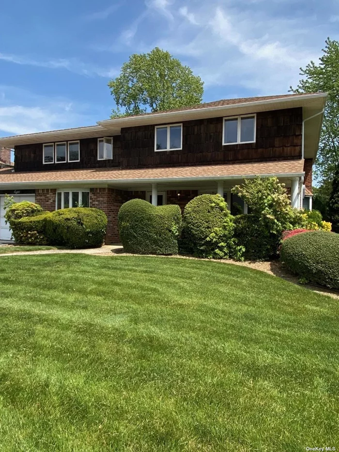 Sterling Ridge Splanch. This fine home features 5 Bedrooms including 2 primary suites with full 2 baths. 3.5 total baths. Newer roof, large granite Eat in Kitchen in a quiet neighborhood in the Syosset school district.  Make it yours!